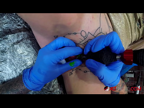 ❤️ Extremamente tatuada, a brasa Sully Savage fez uma tatuagem no seu clítoris ☑ Porno em nós pt.teenactivewear.ru ️❤